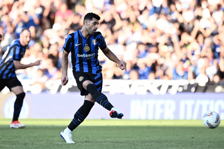 斯基拉：帕尔马评估库特罗内与塔雷米，锋线引援计划启动