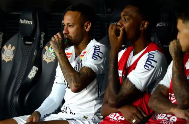 内马尔因伤缺战 桑托斯出局 狂欢节嗨皮的他挨批