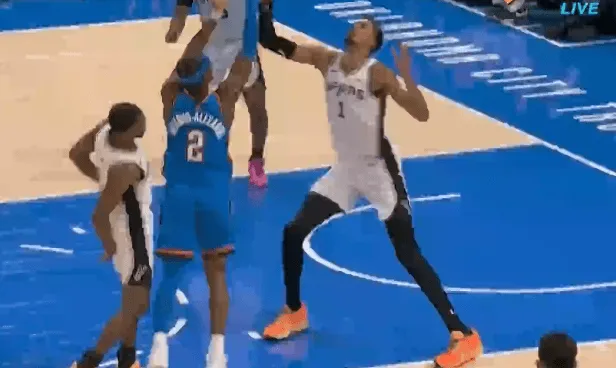 必发-亚历山大造成犯规打成2+1砍下20分，雷霆下半场领先马刺11分